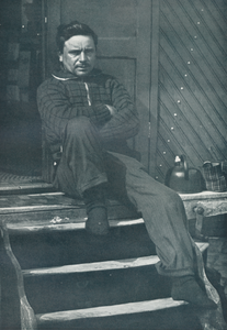 716620 Portret van een woonwagenbewoner, zittend op het trapje van zijn wagen, vermoedelijk op het woonwagenkamp aan de ...